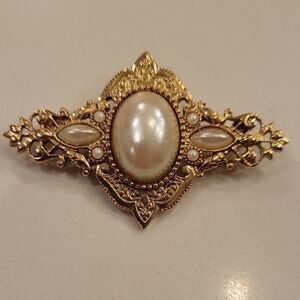Elegant Gold and Cream Pearl Accent Brooch